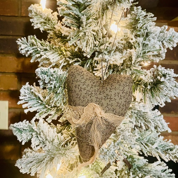 *Primitive Stuffed Floral Heart Ornament - Picture 4 of 14